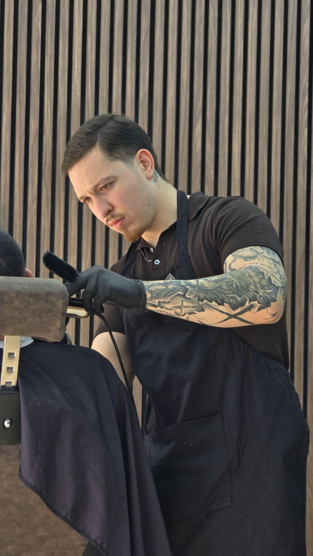 Vakkundige knipbeurt in een luxe kapperszaak