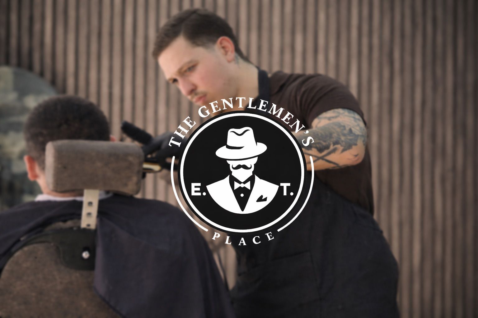 Eray aan het werk in de salon